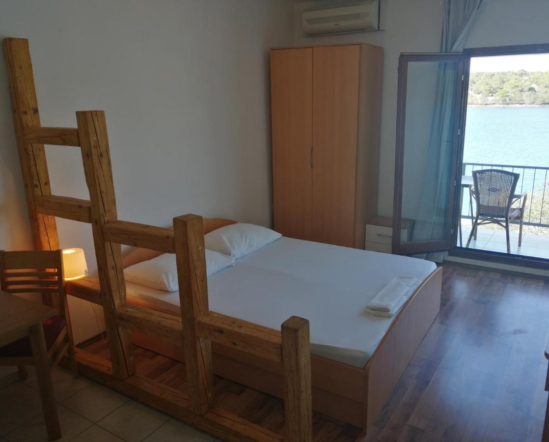 Trim Rooms And Apartments Ловиште Экстерьер фото