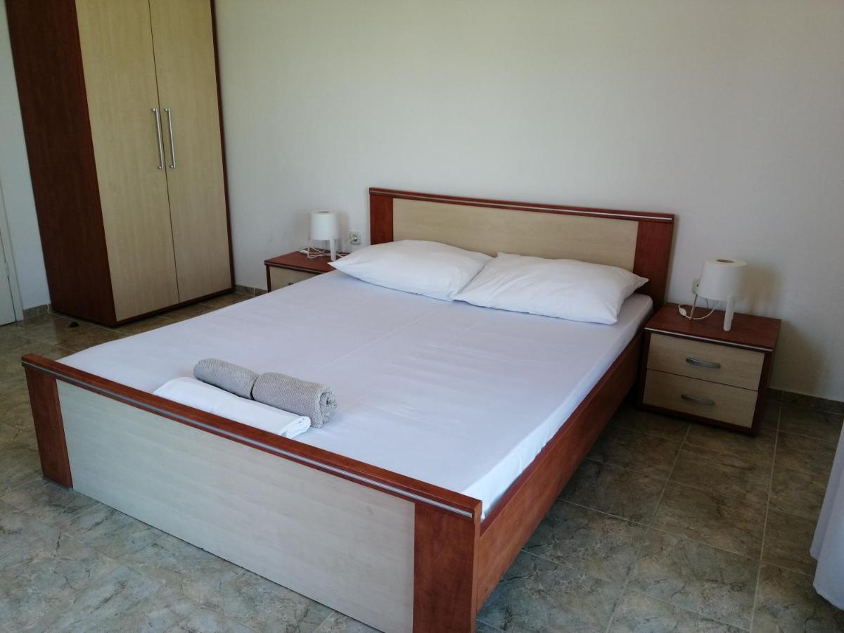 Trim Rooms And Apartments Ловиште Экстерьер фото